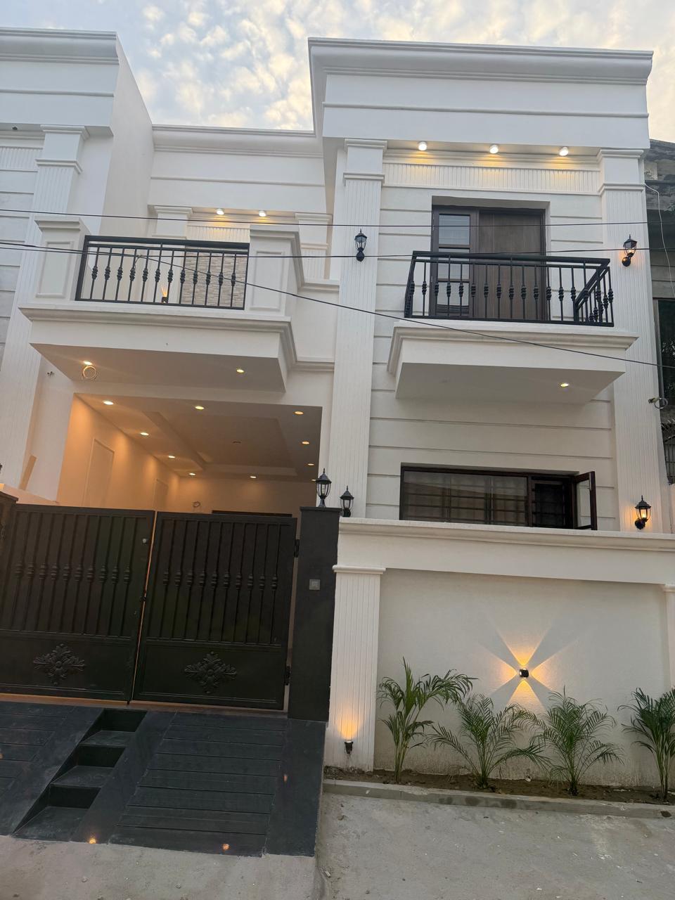 188 gaj    23*67.5 ( 7.5 marla house for sale (4 bhk ,park facing ,east facing )