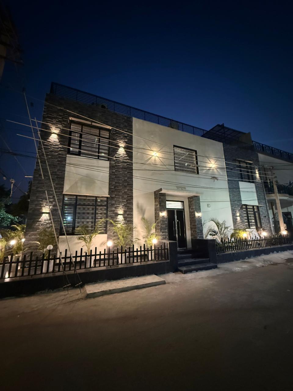 90 gaj ( 3.62 marla )( 15*50 north east face  fully furnished  self made house for sale )